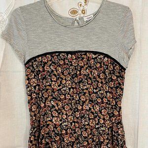Size M Multicolor Floral Eyeshadow Tee
